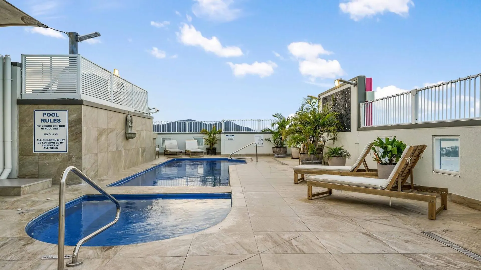 Inner City Gem - Stunning Views Cairns